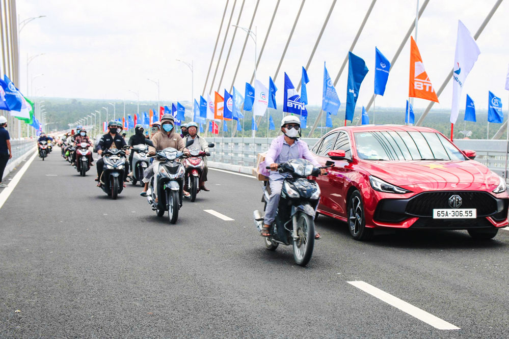 Đông đảo người dân phấn khởi lưu thông qua cầu Rạch Miễu 2 sau lễ khánh thành. Ảnh: Thạch Thảo