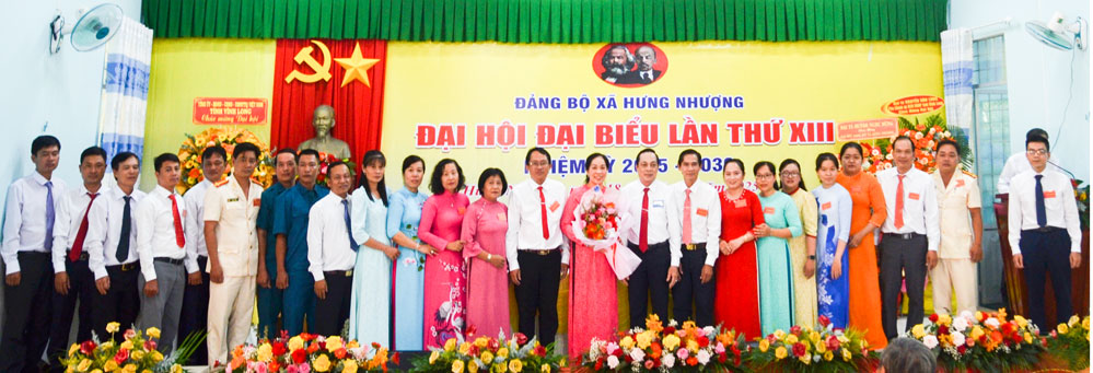Đồng chí Lâm Minh Đằng - Phó Bí thư Tỉnh ủy tặng hoa chúc mừng BCH Đảng bộ xã Hưng Nhượng khóa XIII, nhiệm kỳ 2025 - 2030.
