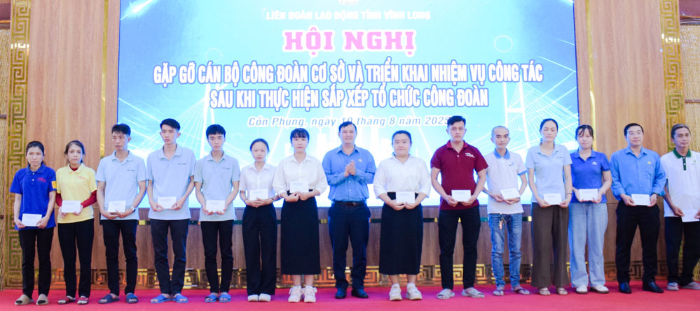 Lãnh đạo LĐLĐ tỉnh trao trợ cấp khó khăn cho đoàn viên, công đoàn, người lao động.