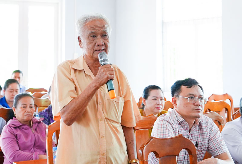 Cử tri xã Phú Quới gửi gắm kiến nghị đến các vị đại biểu HĐND tỉnh, xã.