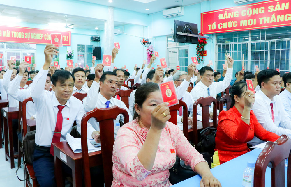 Đại biểu biểu quyết thông qua dự thảo nghị quyết đại hội.