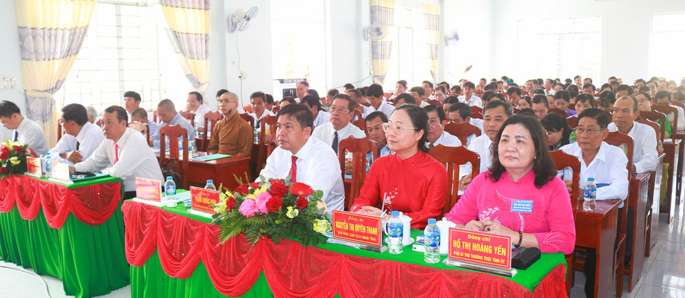  Lãnh đạo tỉnh và đại biểu tham dự đại hội.