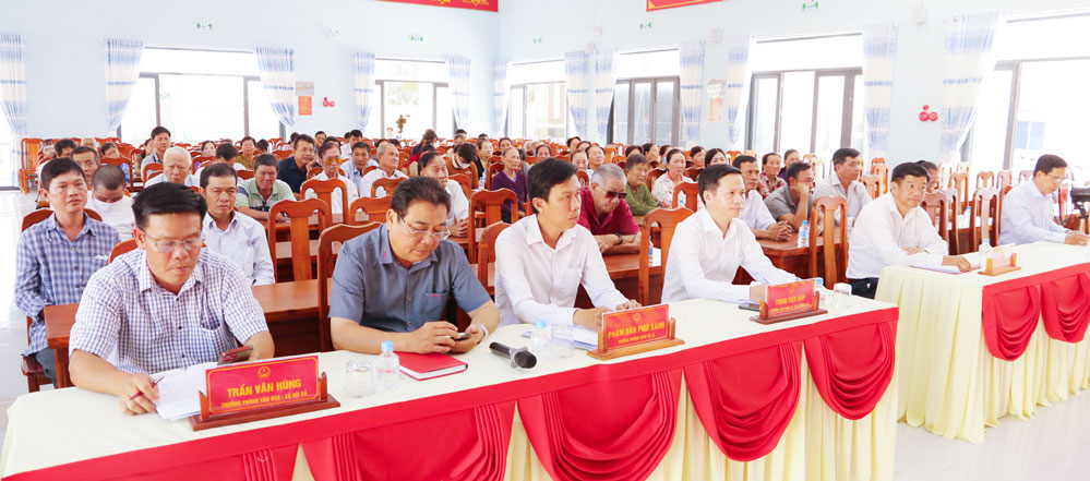 Cử tri Nguyễn Văn Hòa (ấp Bà Tình, xã Long Hòa) đề xuất nâng cấp đường giao thông trên địa bàn xã.



