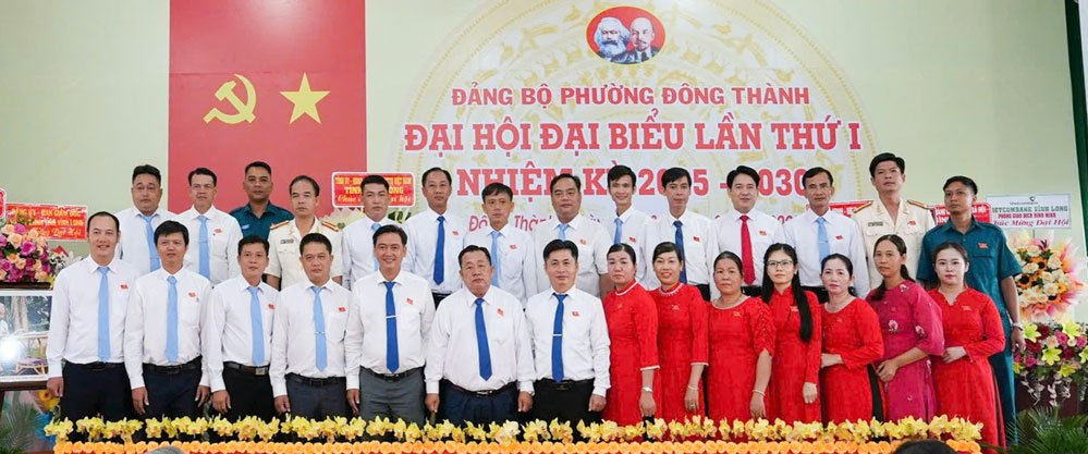 BCH Đảng bộ phường Đông Thành nhiệm kỳ mới ra mắt đại hội.

