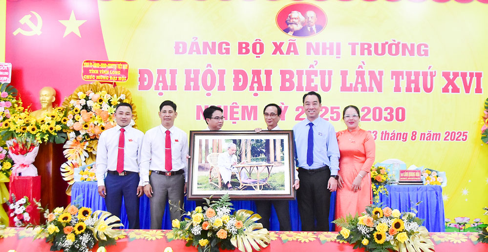 Đồng chí Lữ Quang Ngời- Phó Bí thư Tỉnh ủy, Chủ tịch UBND (thứ 2 từ phải sang) tặng đại hội bức chân dung Chủ tịch Hồ Chí Minh.

