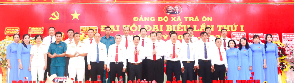Đồng chí Nguyễn Minh Dũng- Phó Bí thư Tỉnh ủy, Chủ tịch HĐND tỉnh chụp ảnh lưu niệm cùng BCH Đảng bộ xã Trà Ôn và đoàn đại biểu dự Đại hội đại biểu Đảng bộ tỉnh Vĩnh Long nhiệm kỳ 2025 - 2030.

