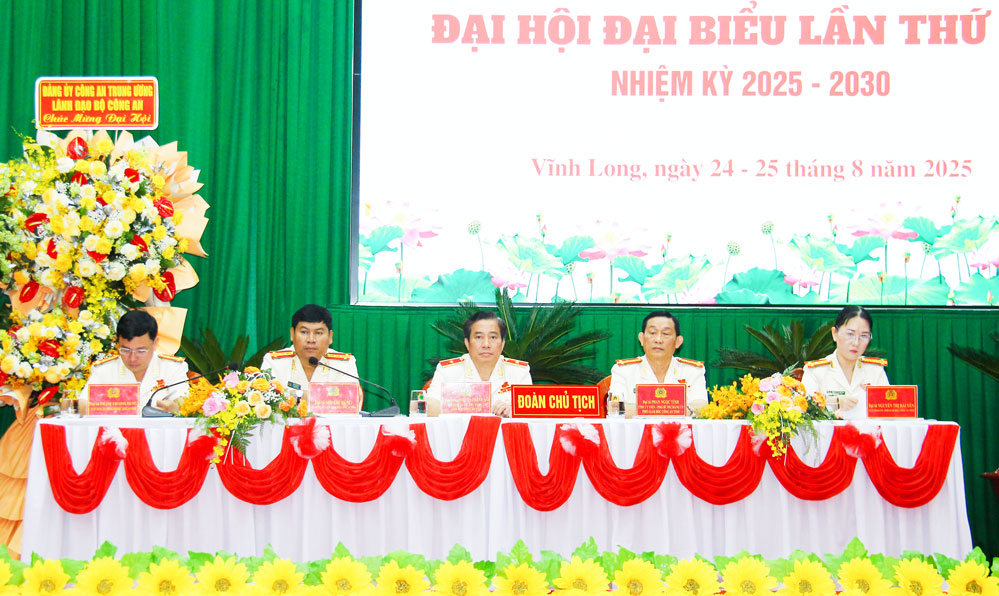 Đoàn Chủ tịch Đại hội đại biểu Đảng bộ Công an tỉnh Vĩnh Long.