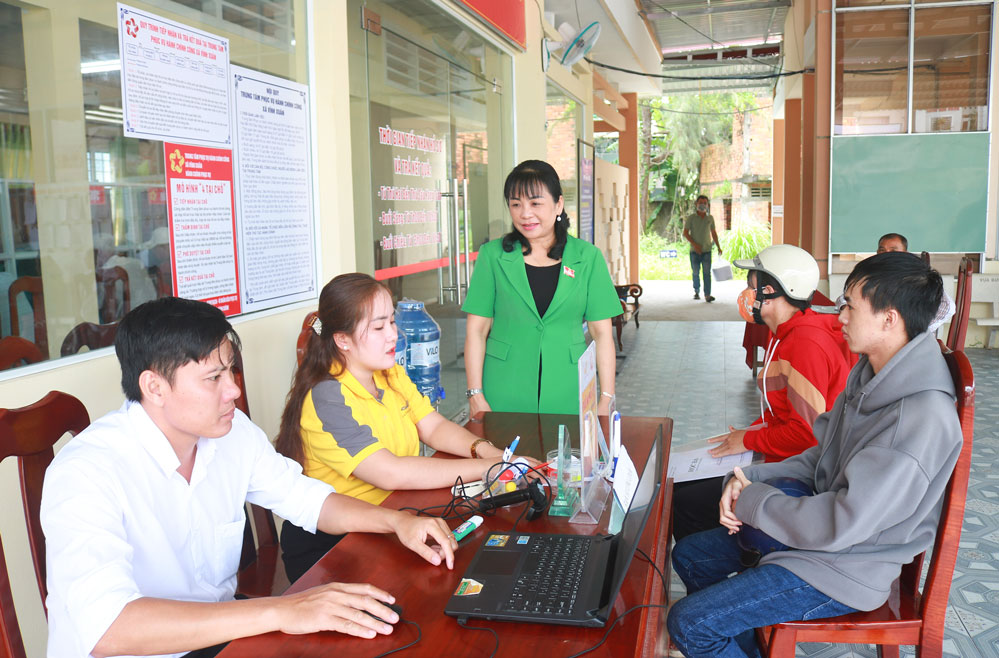 Phó Chủ tịch HĐND tỉnh- Lê Thị Thúy Kiều thăm hỏi tình hình giải quyết thủ tục hành chính công phục vụ người dân, doanh nghiệp tại Trung tâm Phục vụ hành chính công xã Vĩnh Xuân.