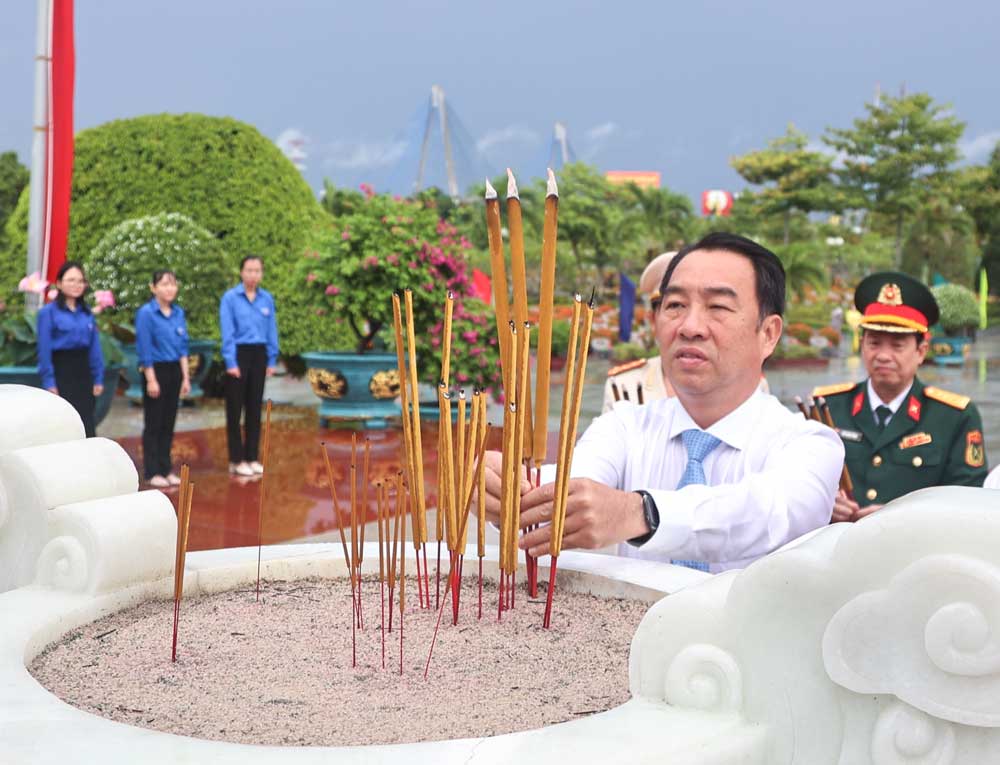 Đồng chí Lữ Quang Ngời- Phó Bí thư Tỉnh ủy, Chủ tịch UBND tỉnh thắp hương viếng các anh hùng liệt sĩ. Ảnh: Tuyết Nga