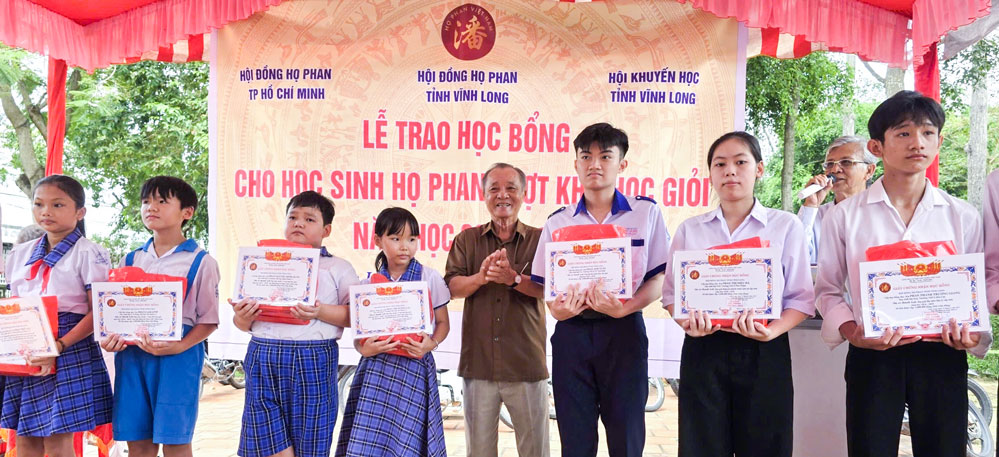  53 em học sinh vượt khó học giỏi trên địa bàn tỉnh nhận học bổng của dòng họ Phan.