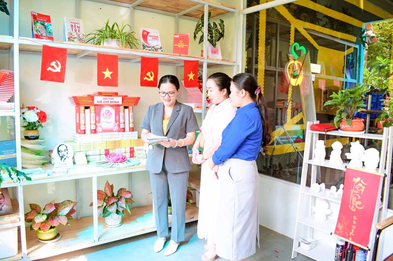 Đại biểu tham gia, tìm đọc các đầu sách được trưng bày tại không gian sách.