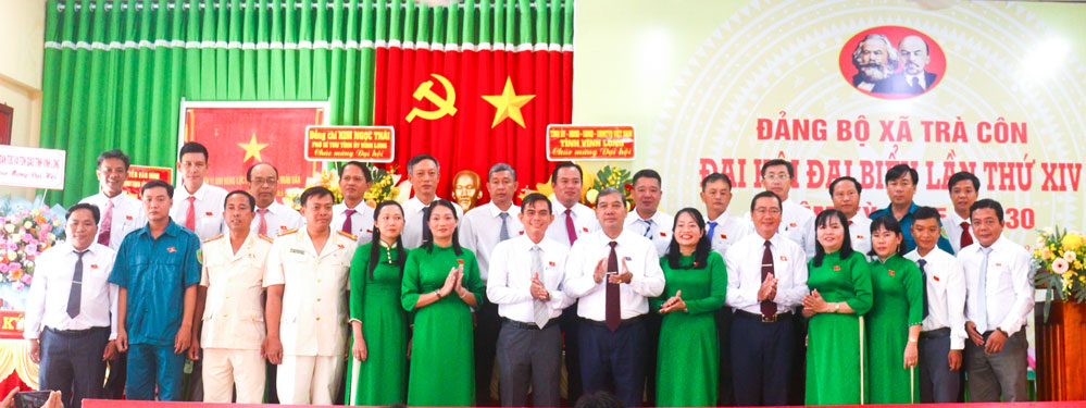  Đồng chí Kim Ngọc Thái- Phó Bí thư Tỉnh ủy Vĩnh Long chụp ảnh cùng BCH Đảng bộ xã Trà Côn nhiệm kỳ mới.