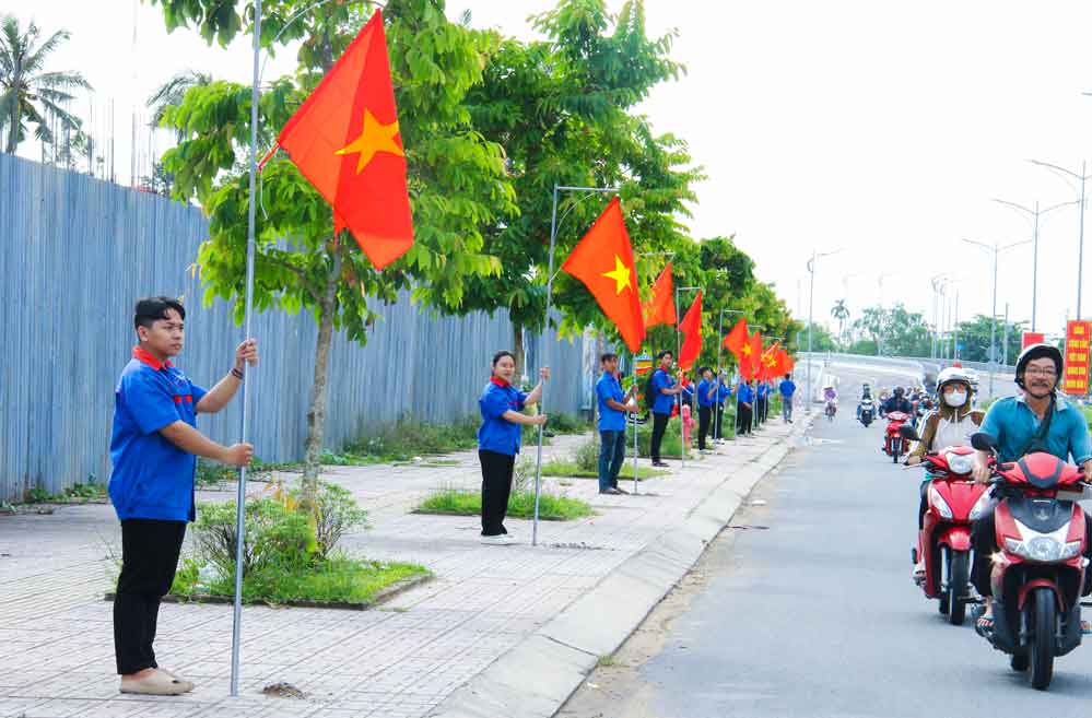 “Tuyến đường cờ Tổ quốc” từ giao lộ Nguyễn Huệ- Võ Văn Kiệt.