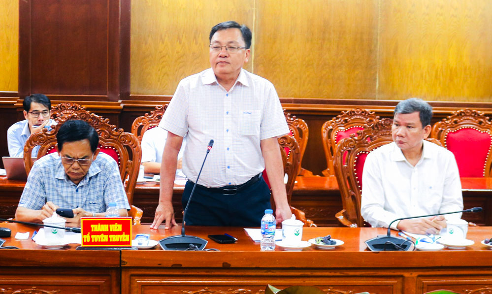 Đồng chí Tăng Chí Huấn- Tỉnh ủy viên, Phó Tổng biên tập Báo và phát thanh, truyền hình Vĩnh Long đóng góp ý kiến.