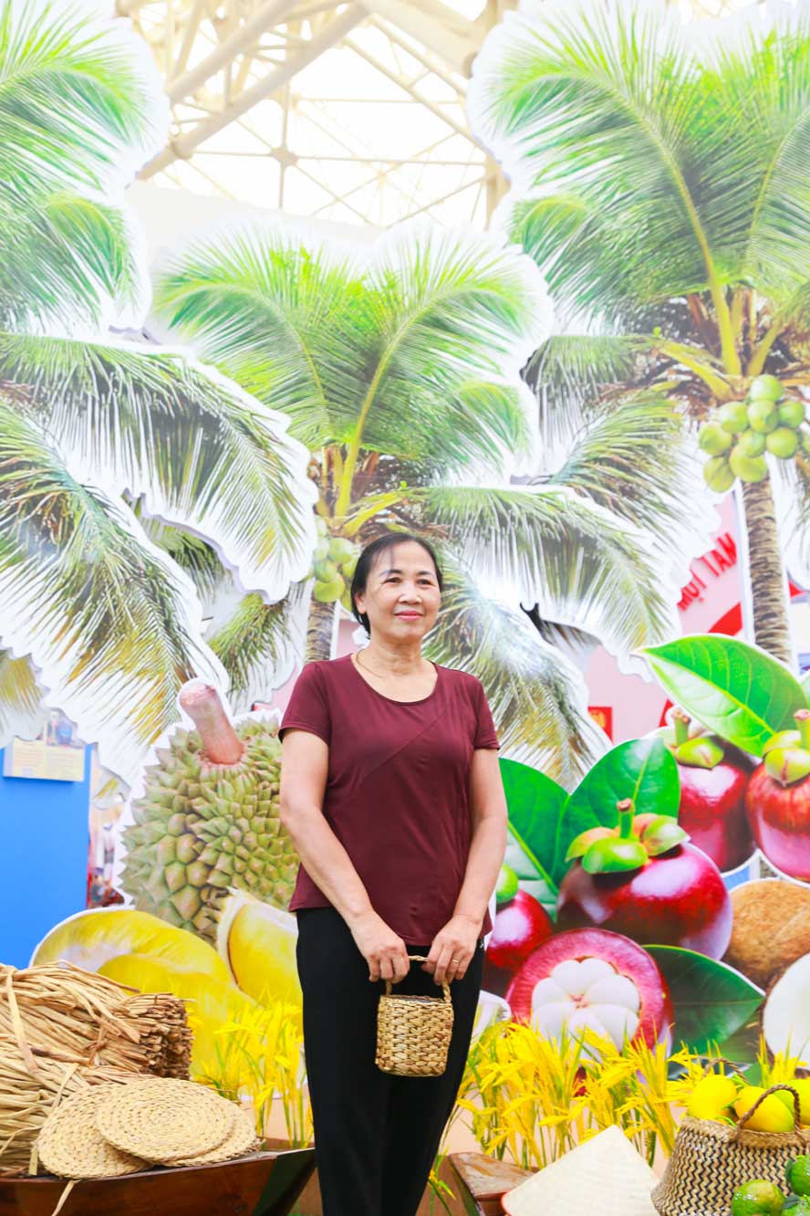 Chị Đàm Thị Thảo với chiếc giỏ đan bằng lục bình.