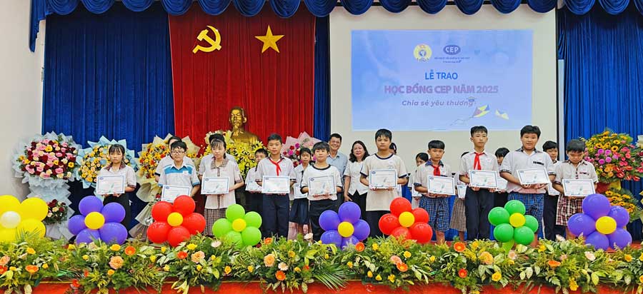 Học sinh là con em người lao động nghèo, công nhân hoàn cảnh khó khăn nhận học bổng CEP trước thềm khai giảng năm học mới.