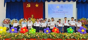 Chia sẻ yêu thương với học sinh hoàn cảnh khó khăn 