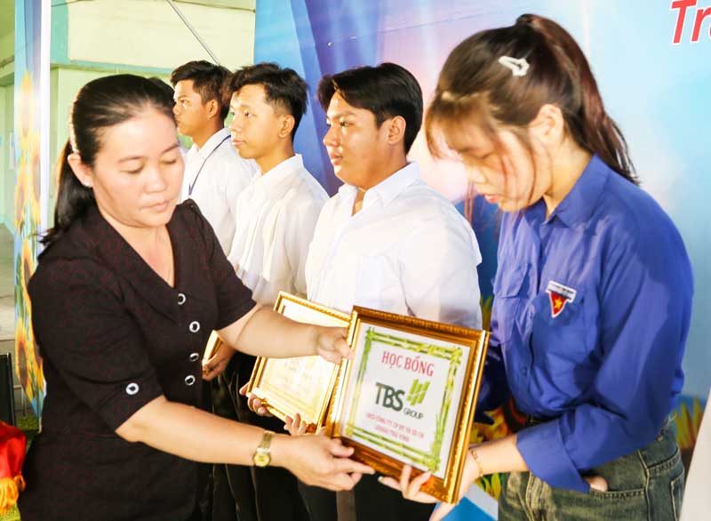 Đồng chí Nguyễn Thị Tuấn Thanh- Phó Chủ tịch Ủy ban MTTQ Việt Nam tỉnh trao học bổng cho sinh viên.