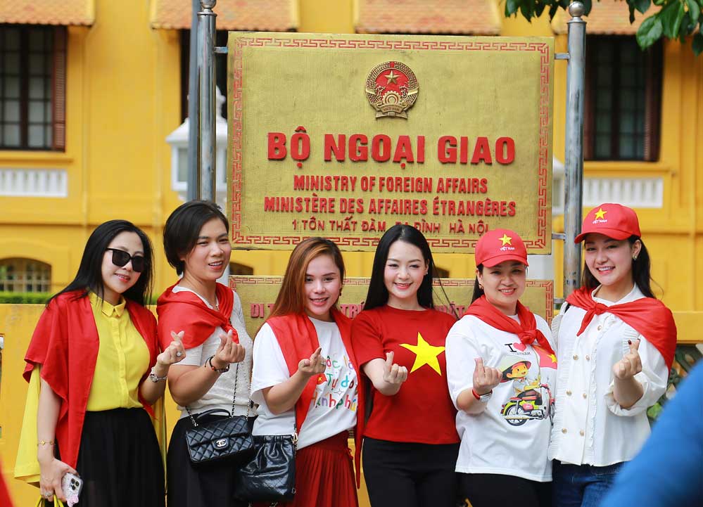 Khu vực phía trước trụ sở Bộ Ngoại giao, nhiều người tranh thủ ghi lại khoảnh khắc kỷ niệm vào ngày trọng đại của đất nước.