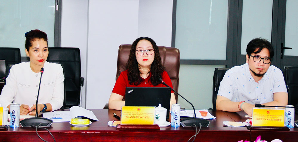 Bà Zhang Jiangying- Trưởng Đại diện Văn phòng tại Việt Nam (Công ty CP Môi trường Wangneng) trao đổi, tìm hiểu thông tin dự án đầu tư xây dựng nhà máy xử lý rác tại Vĩnh Long.

