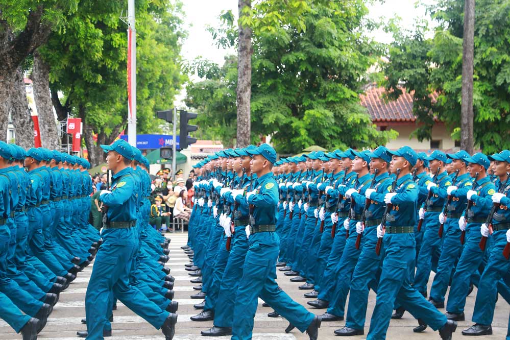 Khối nam Dân quân tự vệ.