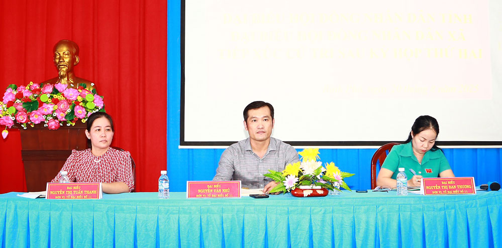 Tổ đại biểu số 11- HĐND tỉnh khóa X tiếp xúc cử tri xã Bình Phú.

7890: Cử tri xã An Trường phát biểu ý kiến.