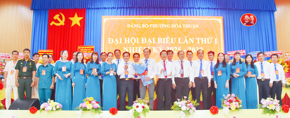 Lãnh đạo tỉnh tặng hoa chúc mừng BCH Đảng bộ phường Hòa Thuận. Ảnh: Mỹ Nhân