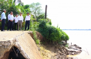 Phó Chủ tịch UBND tỉnh- Châu Văn Hòa khảo sát sạt lở tại xã Quới Thiện