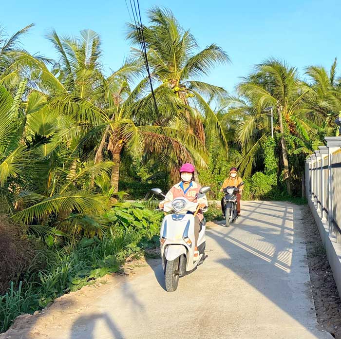 Tuyến đường giao thông liên ấp Phú Hòa- Vàm Lịch tạo thuận lợi cho người dân đi lại, vận chuyển hàng hóa. 