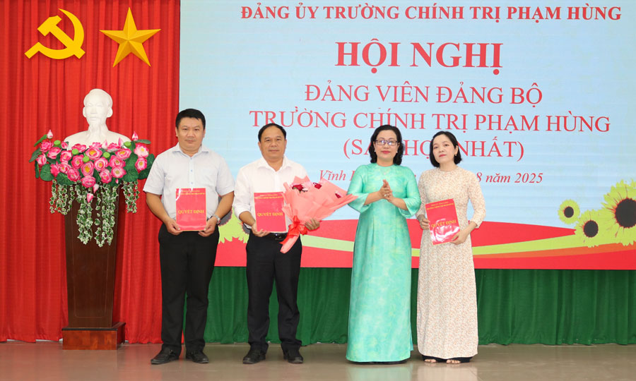 Trao quyết định thành lập Chi bộ Phòng Quản lý đào tạo và nghiên cứu khoa học.