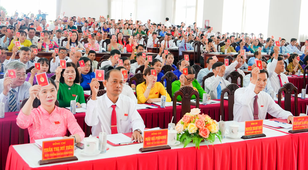  Đại biểu thống nhất thông qua chương trình làm việc phiên chính thức của đại hội.