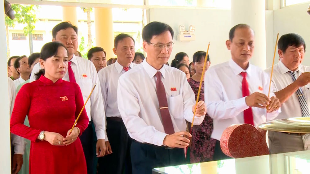  Lãnh đạo xã Long Hồ dâng hương tại Nhà bia kỷ niệm Chi bộ Đảng đầu tiên tỉnh Vĩnh Long.