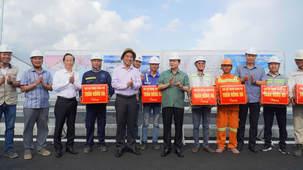 Phó Thủ tướng Chính phủ- Trần Hồng Hà, lãnh đạo các bộ, ngành Trung ương và lãnh đạo tỉnh tặng quà cho công nhân thi công dự án cầu Rạch Miễu 2.
