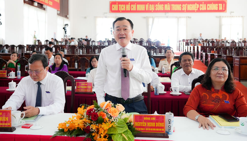 Đồng chí Nguyễn Minh Dũng- Phó Bí thư Tỉnh ủy- Chủ tịch HĐND tỉnh góp ý rút kinh nghiệm đại hội.