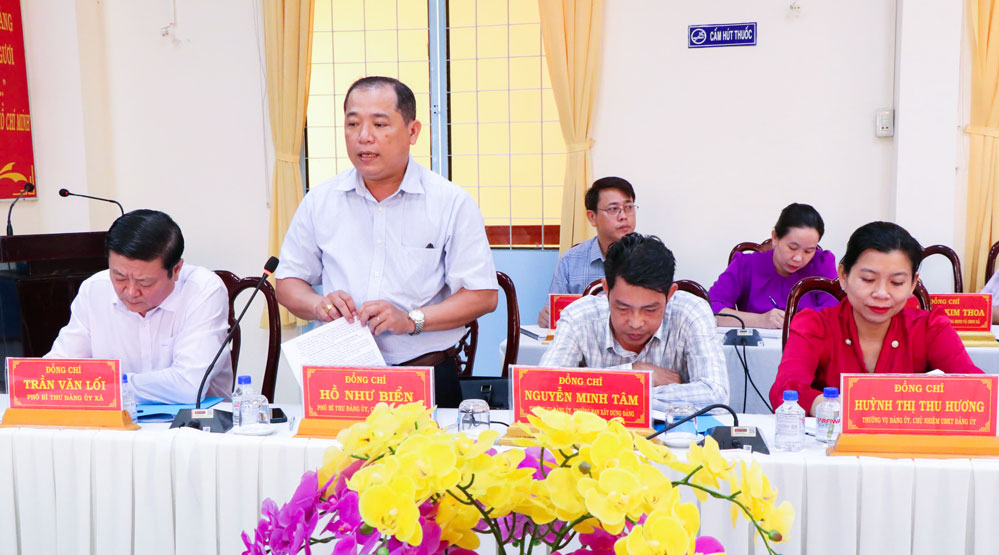 Đại diện Đảng ủy xã Tiểu Cần báo cáo các nội dung tại buổi làm việc.