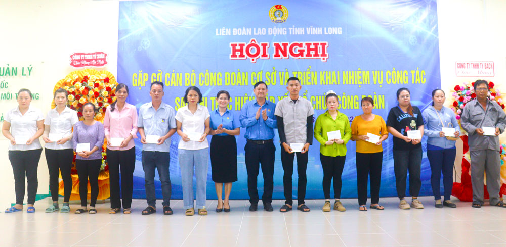 Liên đoàn Lao động tỉnh trao quà cho đoàn viên có hoàn cảnh khó khăn.