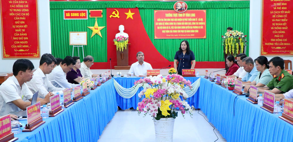 Đồng chí Tô Thị Thu Hồng- Bí thư Đảng ủy xã Song Lộc báo cáo tại buổi làm việc.