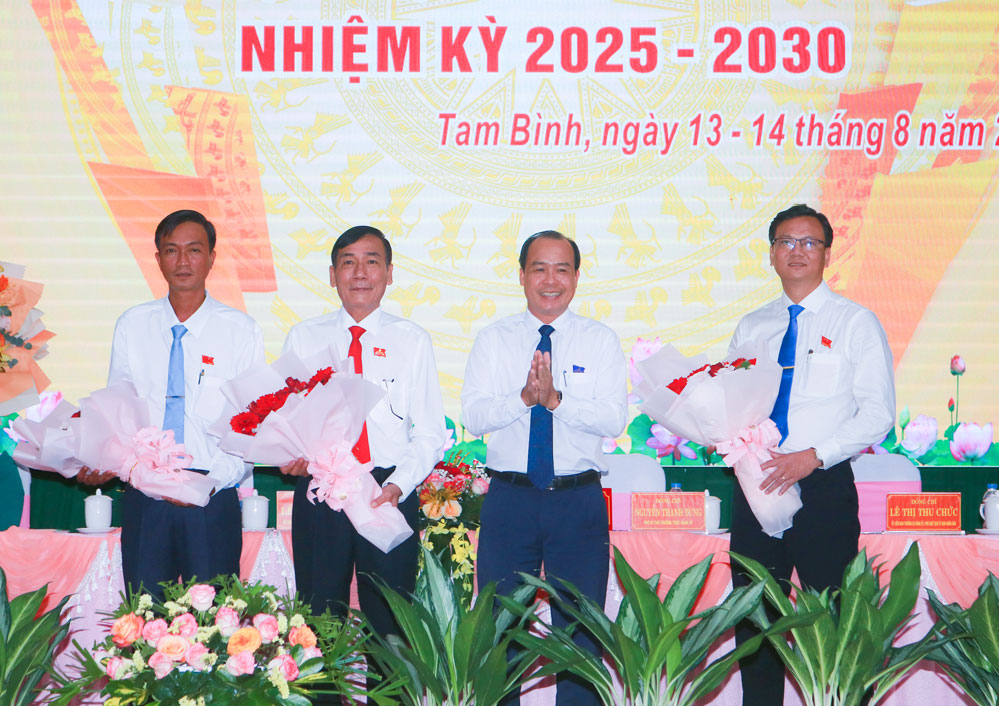 Đồng chí Phan Thanh Toản- Phó Trưởng Ban Tổ chức Tỉnh ủy tặng hoa chúc mừng đoàn đại biểu dự đại hội cấp trên.  