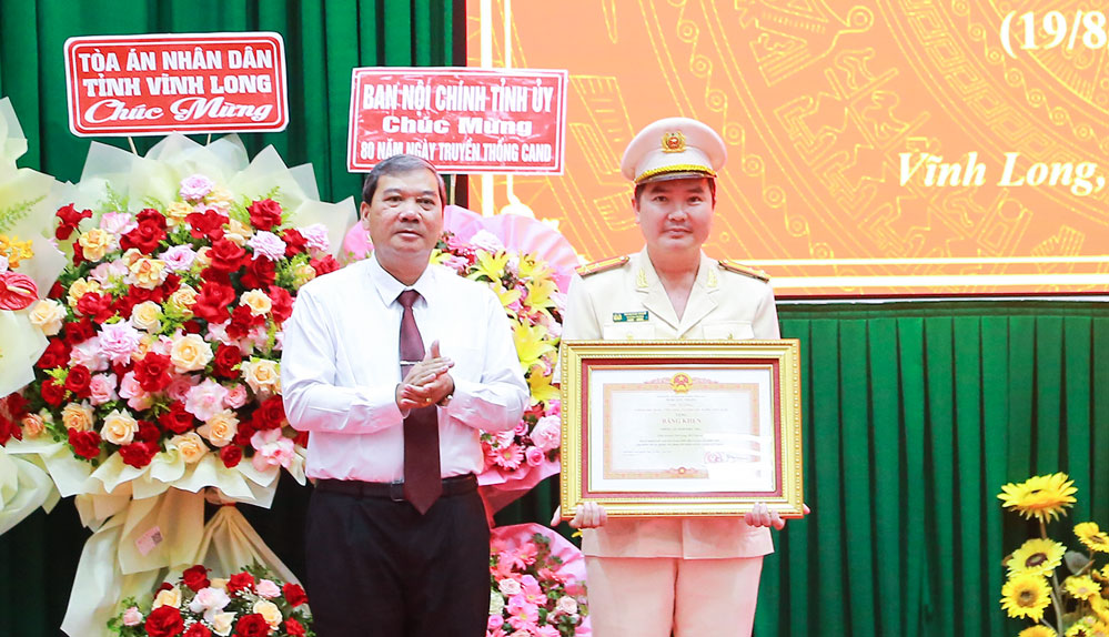 Đồng chí Kim Ngọc Thái trao tặng bằng khen của Thủ tướng Chính phủ cho tập thể Phòng An ninh điều tra vì lập chiến công xuất sắc trong chiến đấu và phục vụ chiến đấu, góp phần vào sự nghiệp xây dựng chủ nghĩa xã hôi và bảo vệ Tổ quốc.
