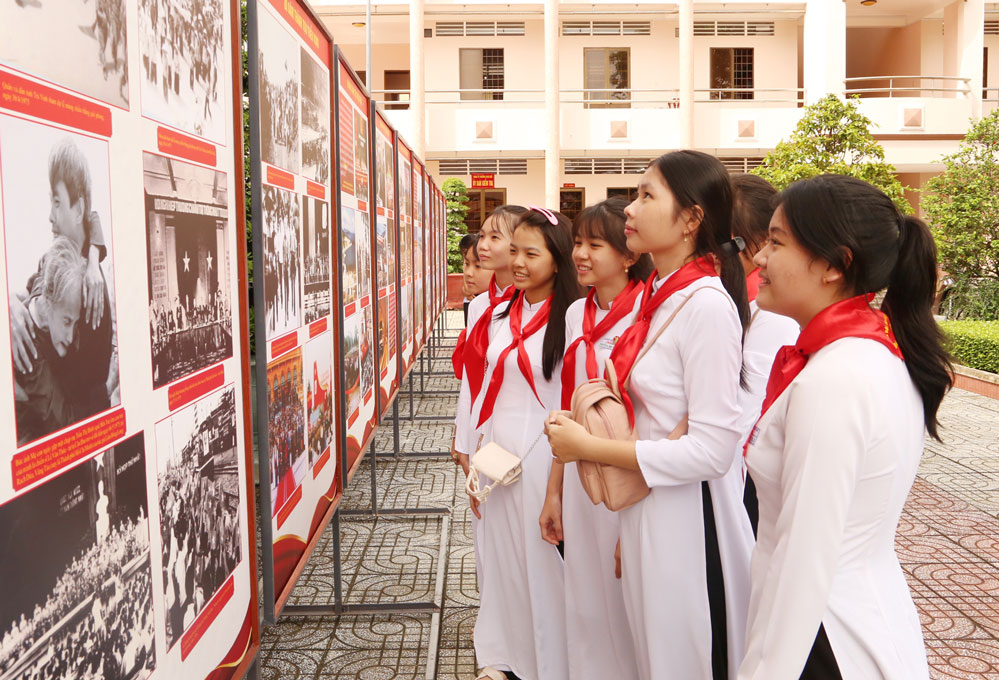 Học sinh tham quan triển lãm chuyên đề 80 năm Quốc khánh nước Cộng hòa xã hội chủ nghĩa Việt Nam (2/9/1945 - 2/9/2025). Ảnh: NGỌC XOÀN