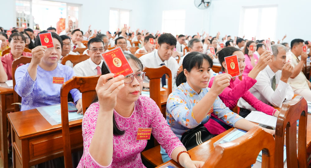 Đại biểu biểu quyết thống nhất thông qua chương trình đại hội.