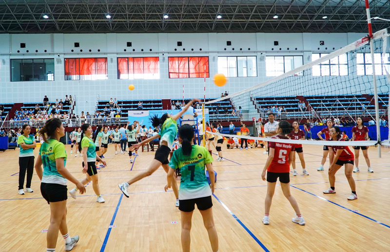 Các VĐV tham gia thi đấu bóng chuyền hơi nữ và bóng bàn.