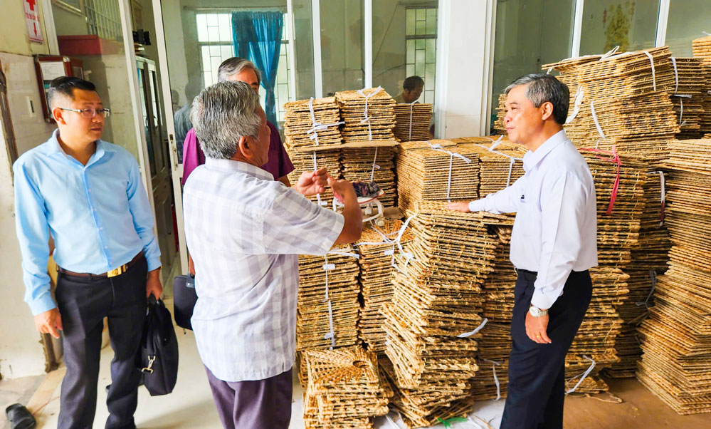 Phó Chủ tịch UBND tỉnh- Châu Văn Hòa và đoàn công tác khảo sát thực tế tình hình hoạt động của HTX.