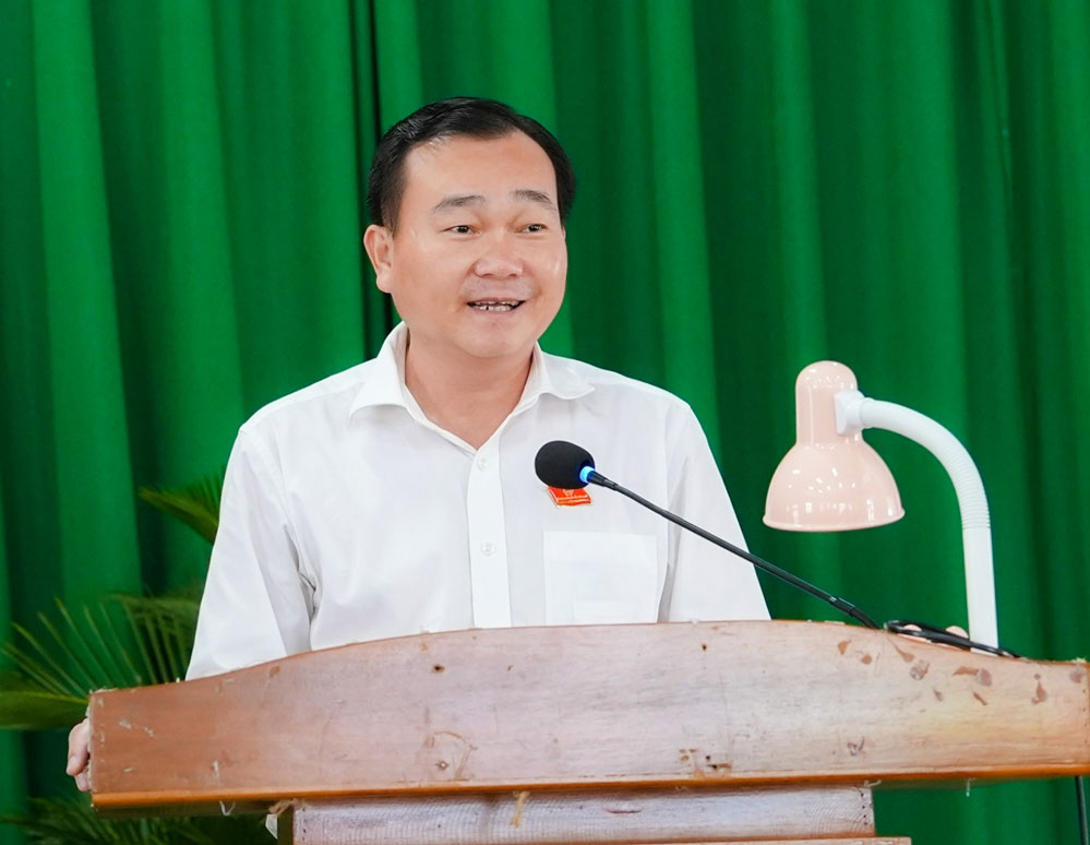 Đại biểu Nguyễn Minh Dũng- Phó Bí thư Tỉnh ủy, Chủ tịch HĐND tỉnh giải trình làm rõ những vấn đề cử tri quan tâm.

