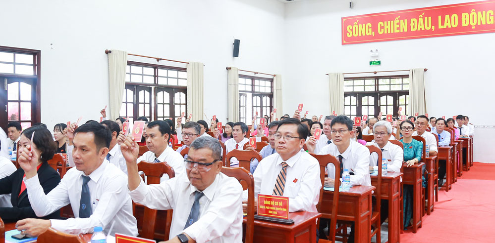 Đại hội biểu quyết cho ý kiến đối với nội dung báo cáo kết quả thẩm tra tư cách đại biểu.