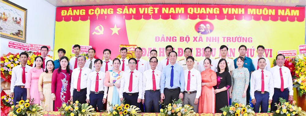 Lãnh đạo tỉnh chụp ảnh lưu niệm với BCH Đảng bộ xã Nhị Trường.

