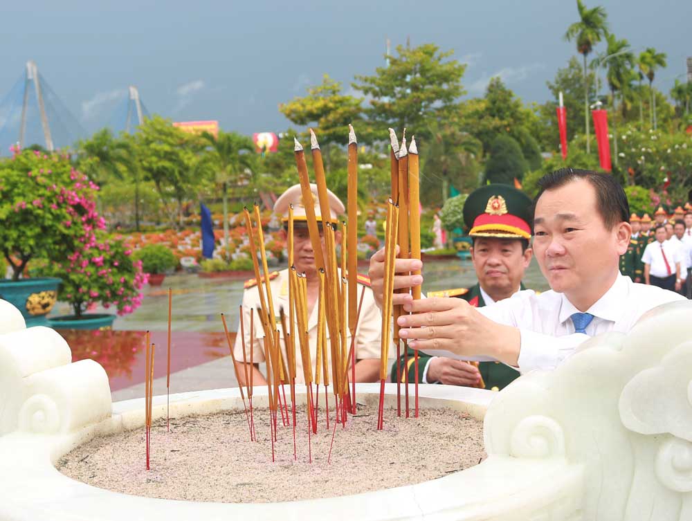 Đồng chí Nguyễn Minh Dũng- Phó Bí thư Tỉnh ủy, Chủ tịch HĐND tỉnh thắp hương viếng các anh hùng liệt sĩ. Ảnh: Tuyết Nga