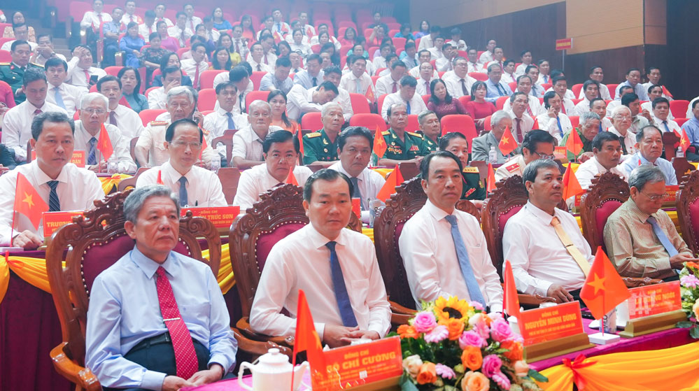 Các đồng chí lãnh đạo tỉnh tham dự buổi lễ.