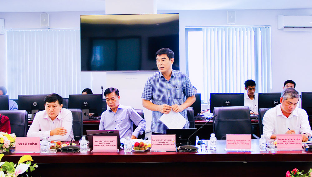 Đại diện Sở KH-CN Vĩnh Long trao đổi ý kiến với đoàn công tác tại buổi làm việc.

