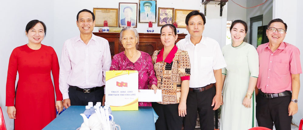  Đoàn công tác tặng quà, chụp ảnh lưu niệm cùng Mẹ Việt Nam anh hùng Võ Thị Tròn (ấp Ngã Ba, xã Lưu Nghiệp Anh). Ảnh: Ngọc Xoàn.